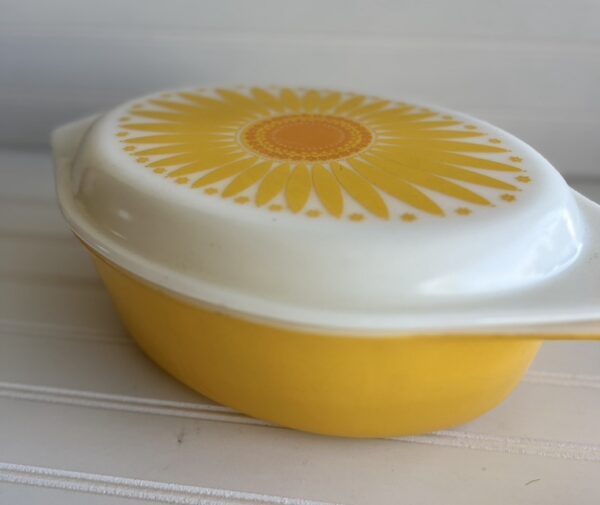 Vintage Sunflower Daisy Pyrex Casserole Backing Dish