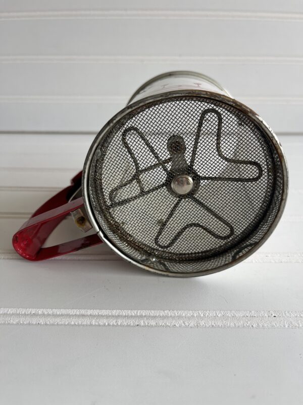 Vintage 1950s Androck Hand-i-Sift Junior Flour Sifter – Ivory with Red Tulips – Made in USA - Image 4
