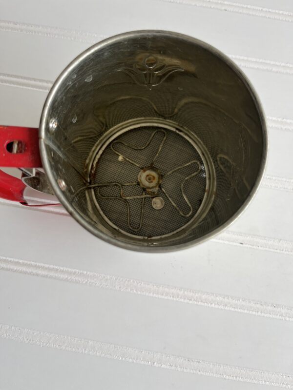 Vintage 1950s Androck Hand-i-Sift Junior Flour Sifter – Ivory with Red Tulips – Made in USA - Image 3