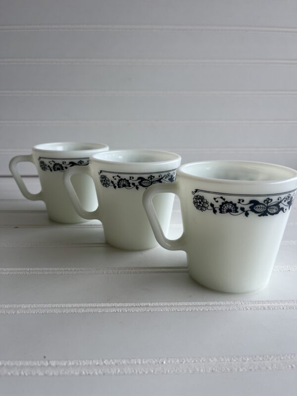 Set of 3 Pyrex D-Handle Coffee Mugs – Old Town Blue (Blue Onion)