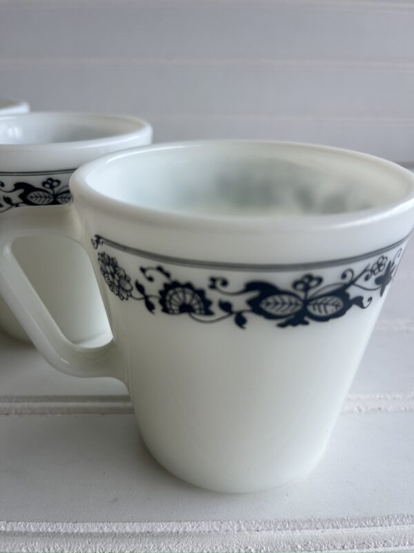 Set of 3 Pyrex D-Handle Coffee Mugs – Old Town Blue (Blue Onion) - Image 2