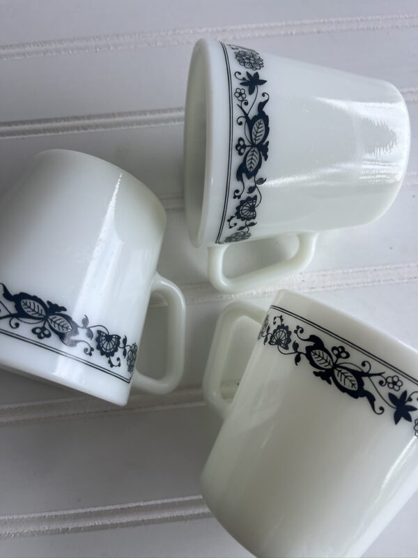 Set of 3 Pyrex D-Handle Coffee Mugs – Old Town Blue (Blue Onion) - Image 4
